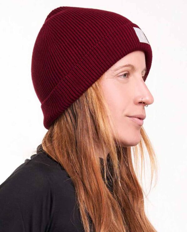 SUSLET _0010_bleed-clothing-2395-eco-skate-beanie-red-studio-02.jpg