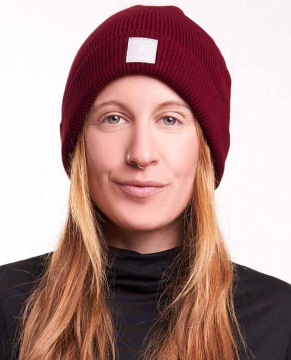 SUSLET _0011_bleed-clothing-2395-eco-skate-beanie-red-studio-01.jpg